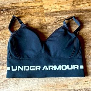 Under Armor Sports Bra!! Comes with padding. Hardly worn and perfect condition:)